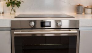 Plamy na szybie piekarnika znikają w minutę: wymieszaj to z wodą i przetrzyj