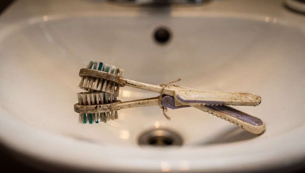 Dwa stare szczoteczki do zębów związane razem: zaskakująco skuteczne narzędzie do czyszczenia